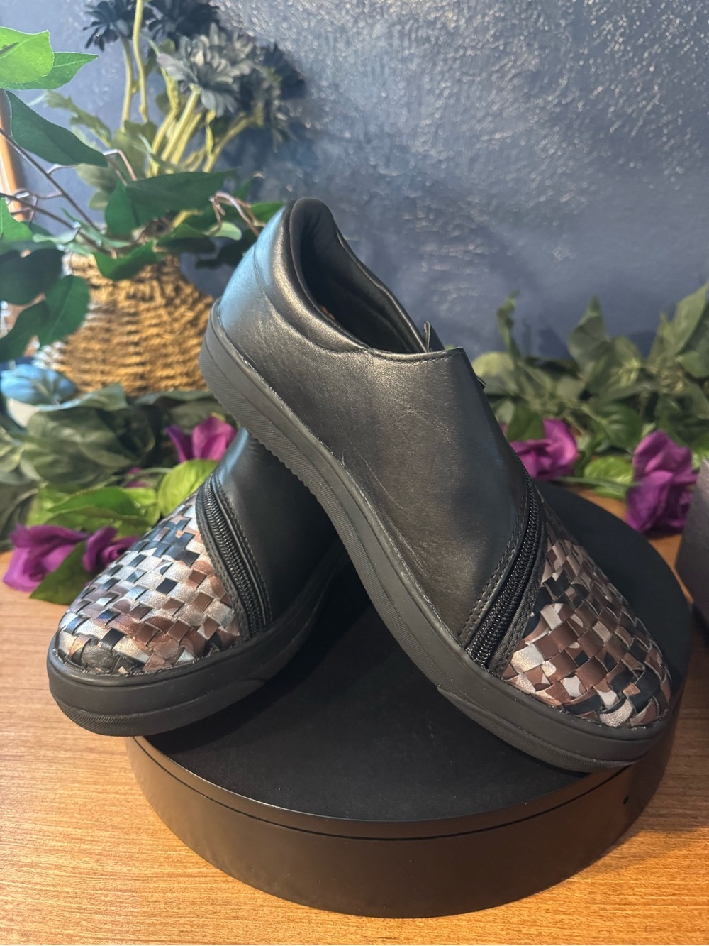 NIB bernie mev. Michelle Comfort Woven Metal Mix Sneakers Size 9.5-10 EU 41